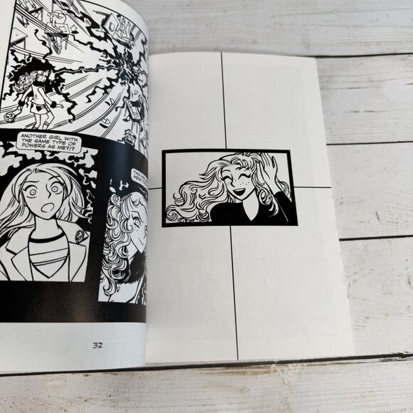 Queen Bee by Chynna Clugston Graphic Novel Scholastic Graphix 2005 PB - Picture 7 of 9